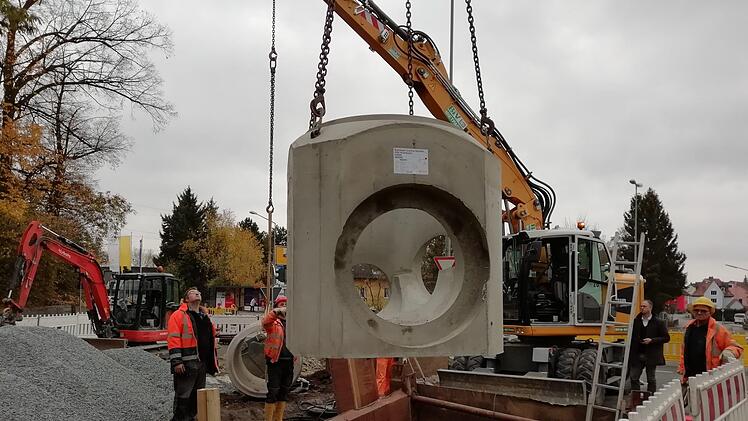 Langsam wird das Bauteil abgesenkt....Foto: Katrin Geyer