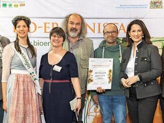 Die Auszeichnung des Geflügelhofs Schubert nahmen Landwirtschaftsministerin Michaela Kaniber (2. v. r.) und Hubert Heigl (r.), Vorsitzender der Landesvereinigung für den ökologischen Landbau in Bayern (LVÖ), vor.  Foto: Seyfarth/StMELF
