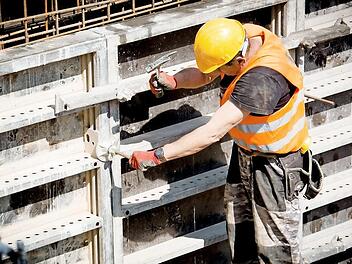 Die Branche brummt: Jetzt steigt der Mindestlohn für Maurer, Zimmerer und Straßenbauer auf 15,20 Euro pro Stunde. Foto: IG Bau