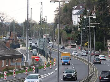 Die "Stadtautobahn" beim Adamiberg: Hier könnte künftig Tempo 50 gelten. Vorher will der Verwaltungssenat aber messen lassen, ob das die Schadstoffbelastung senkt. Foto: Simone Bastian