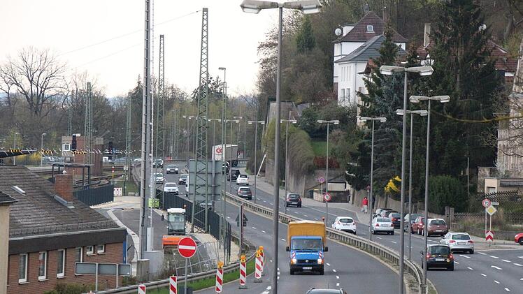 Die "Stadtautobahn" beim Adamiberg: Hier könnte künftig Tempo 50 gelten. Vorher will der Verwaltungssenat aber messen lassen, ob das die Schadstoffbelastung senkt. Foto: Simone Bastian