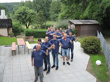 Der Bautrupp der Freiwilligen Feuerwehr Hausen betrachtet zufrieden das Werk: Hinter der Mehrzweckhalle ist in den letzten Wochen ein ansehnlicher Garten entstanden. Foto: Lisa Ullmann