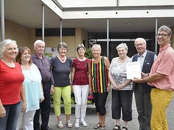 Vorsitzender des Liederkranzes Oerlenbach, Andreas Erhard (rechts), nutzte das Sommerfest um langjährige Mitglieder zu ehren. Foto: P. Klopf