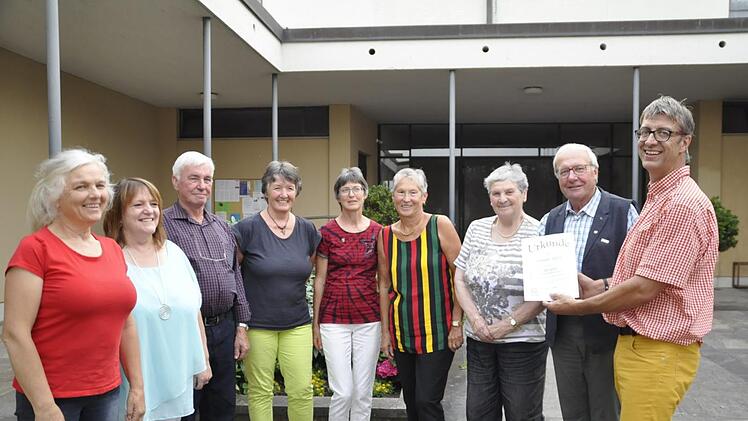 Vorsitzender des Liederkranzes Oerlenbach, Andreas Erhard (rechts), nutzte das Sommerfest um langjährige Mitglieder zu ehren. Foto: P. Klopf