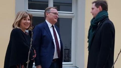 Glückwünsche für den wiedergewählten OB: Jonas Glüsenkamp (Grünes Bamberg) gratuliert dem Wahlgewinner Andreas Starke (links), der die Auszählung mit seiner Lebensgefährtin Helen Galal verfolgt hatte.  p.