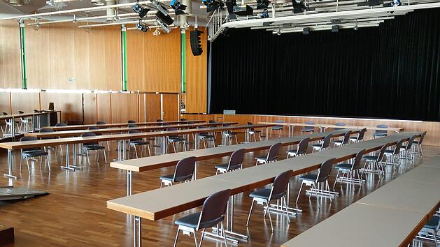 18 Stühle auf der einen Seite, 22 auf der anderen: Die 40 Stadtratsmitglieder und der neue Oberbürgermeister werden am Montag, 4. Mai, im Kongresshaus zu ihrer konstituierenden Sitzung zusammenkommen und wegen Corona angemessenen Abstand halten. Foto: Simone Bastian