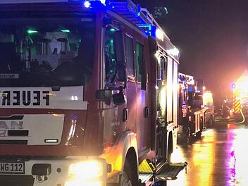 Viele Kräfte, wenig Schaden: Der Schwelbrand in einer Schwarzenbacher Scheune wurde schnell entdeckt. Fotos: KBM Sebastian Weber
