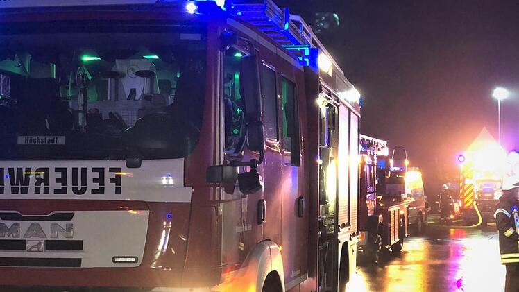 Viele Kräfte, wenig Schaden: Der Schwelbrand in einer Schwarzenbacher Scheune wurde schnell entdeckt. Fotos: KBM Sebastian Weber