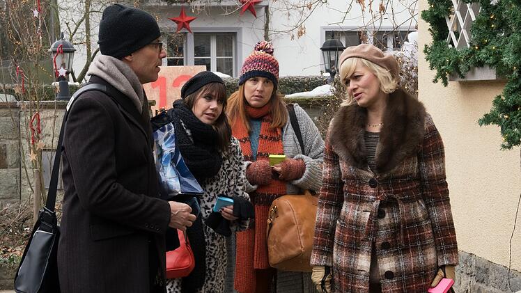 Anwalt Thomas (Tim Bergmann) hat die Halbschwestern Diana (Felicitas Woll, links), Katarina (Elena Uhlig, Mitte) und Regina (Gesine Cukrowski) in die väterliche Villa geladen, um sie miteinander zu versöhnen.