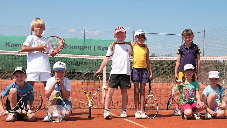 Die Marktbreiter Tennis-Kids freuen sich über einen erfolgreichen Saisonverlauf: (stehend) Ludwig Fuhr, Jonas Gerbig, Emma Wagner, Johanna Bilz sowie (kniend) Justus Hennig, Kobi Brühl, Anna Tief, Angelina Klippert. Auf dem Bild fehlt Celina Weiß. Foto: Thomas Meyer