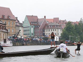 Das Fischerstechen gehört seit Beginn der Sandkirchweih zur Tradition und zieht jedes Jahr Tausende von Schaulustigen an. Archivbild: RiegerPress