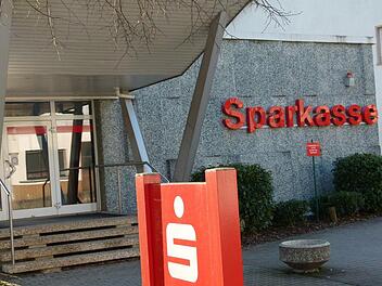 Diese Filiale in Grub am Forst wird die Sparkasse Coburg-Lichtenfels demnächst wegen zu weniger Kunden schließen. Die Gemeinde konnte nichts dagegen unternehmen. Foto: Lothar Weidner