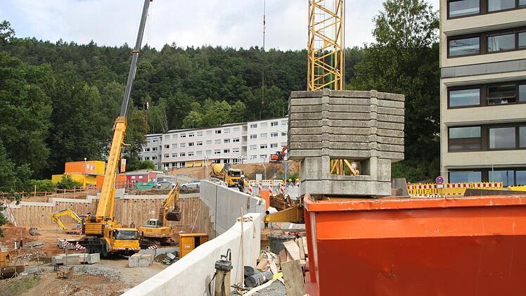 Großbaustelle beim Kulmbacher Klinikum - die Baugrube für das Parkhaus ist fertig. Foto: Stephan Tiroch