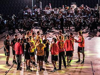 Handball-Sinfonie lautete das Motto eines Gemeinschaftsprojekts zwischen dem Landestheater und dem HSC 2000 Coburg in der HUK-Arena. Fotos: Jochen Berger