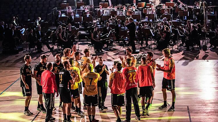 Handball-Sinfonie lautete das Motto eines Gemeinschaftsprojekts zwischen dem Landestheater und dem HSC 2000 Coburg in der HUK-Arena. Fotos: Jochen Berger