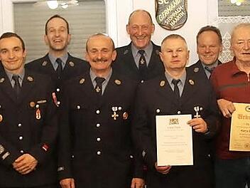 Ehrungen von langjährigen aktiven und passiven Feuerwehrangehörigen standen im Mittelpunkt der Hauptversammlung in Stöppach.  Foto: Michael Stelzner