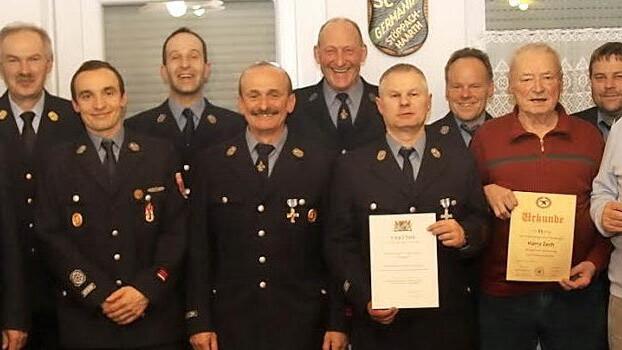 Ehrungen von langjährigen aktiven und passiven Feuerwehrangehörigen standen im Mittelpunkt der Hauptversammlung in Stöppach.  Foto: Michael Stelzner