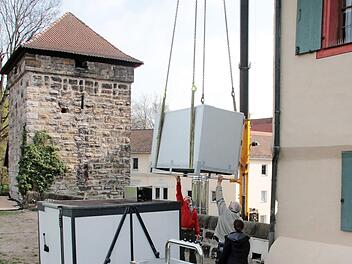 Mit einem Schwerlastkran wird die Gastro-Einrichtung auf die Bastion gehievt.  Fotos: Andreas Oswald