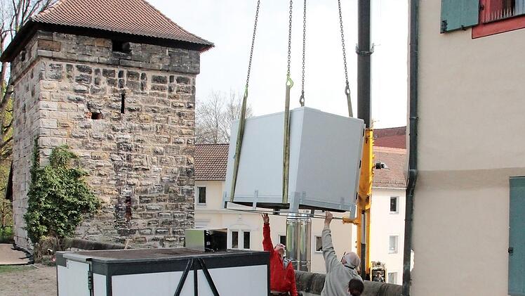 Mit einem Schwerlastkran wird die Gastro-Einrichtung auf die Bastion gehievt.  Fotos: Andreas Oswald