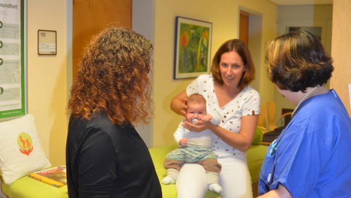 Osteopathie für die Kleinsten gab es beim Infotag in der Helios-Frankenwaldklinik. Foto: Karl-Heinz Hofmann