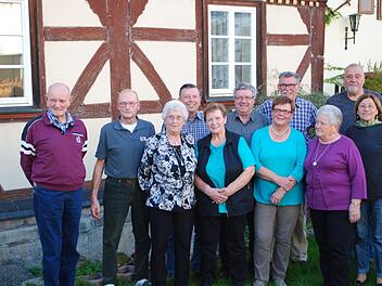 Den 75. Geburtstag, den die ehemaligen Schüler und Schülerinnen aus Oberbach gefeiert haben, beziehungsweise in Kürze feiern werden, nahm Organisator Horst Bernhard (hintere Reihe, Mitte) als Anlass zu einem Klassentreffen, Foto: Evelyn Schneider