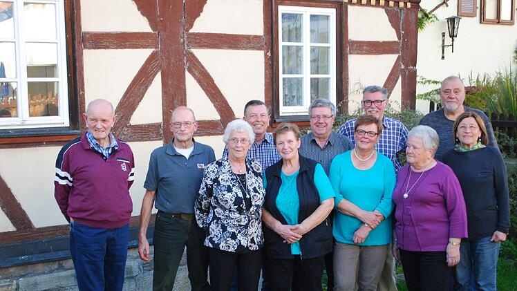 Den 75. Geburtstag, den die ehemaligen Schüler und Schülerinnen aus Oberbach gefeiert haben, beziehungsweise in Kürze feiern werden, nahm Organisator Horst Bernhard (hintere Reihe, Mitte) als Anlass zu einem Klassentreffen, Foto: Evelyn Schneider