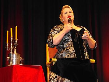 Daphne de Luxe auf der B&uuml;hne des Kreiskulturraumes in KronachMaria L&ouml;ffler