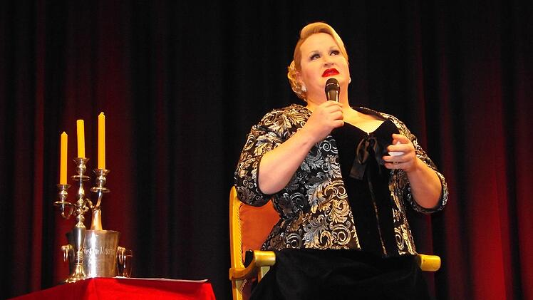 Daphne de Luxe auf der Bühne des Kreiskulturraumes in KronachMaria Löffler
