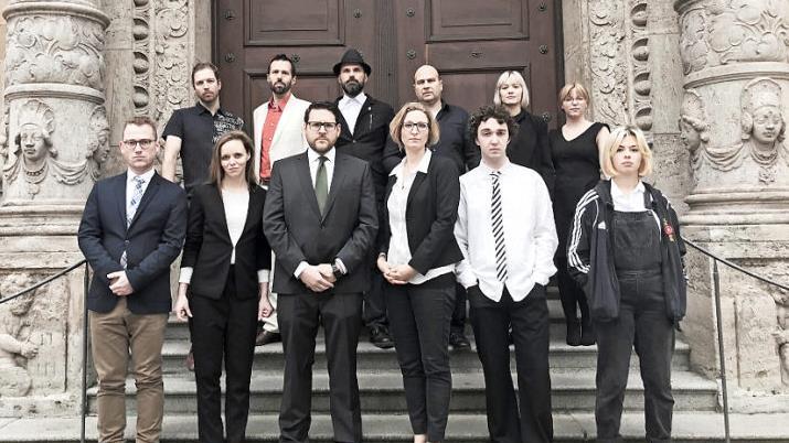 Das Ensemble (von links): Stefan Huber, Georg Höckner, Emily Cunningham, Ralf Bergner-Köther, Martin Wilbers, Ben Gehrig, Katja Wilbers, Wolfgang S. Arneta, Sebastian Burkhard, Jana Hilser, Sascia Wiedemann und Constanze Düsel Foto: pr
