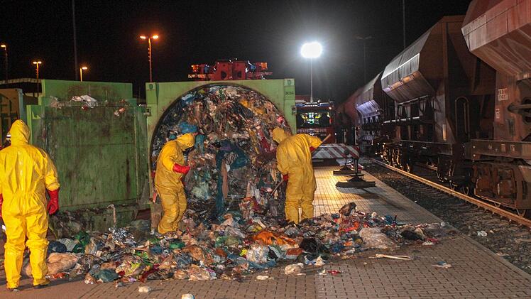 Babygeschrei kommt aus einem Pressmüllcontainer in Nürnberg. Die ganze Nacht haben Einsatzkräfte den Müll durchsucht. So ist der Einsatz verlaufen: Foto: NEWS5 / Friedrich