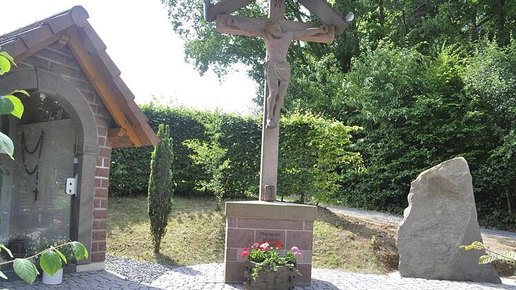 Ein schmucker Ort ist die Gedenkstätte der Retzbach-Wallfahrer an der Ebenhäuser Straße geworden. Mit dem Gedenkstein und der Pflasterung erstrahlt sie im neuen Glanz. Foto: Peter Klopf