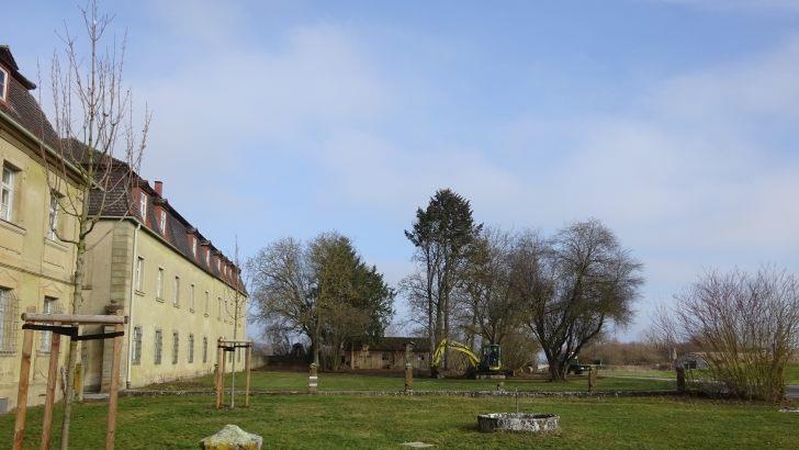 Die Gartenanlagen vor den drei prägenden Gebäuden wurden und werden noch neu angelegt. Links im Hintergrund Haus Ägidius. Anton Then