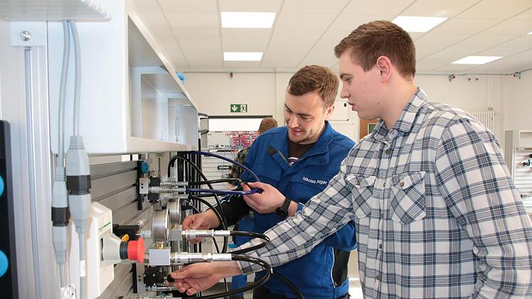 Für rund 2,3 Millionen Euro wurde die Ausbildungswerkstatt Hammelburg erweitert. Hier erläutert Ausbilder Nikolas Rüger dem Auszubildenden Maximilian hydraulische Steuerungen.Fotos: Ralf Ruppert