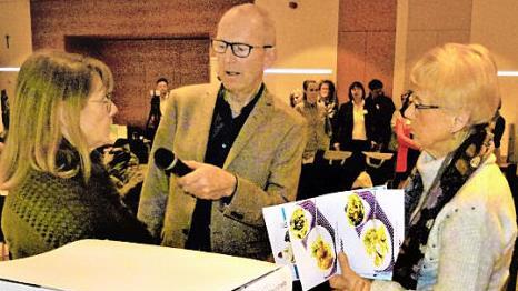Professor Holger Hassel besch&auml;ftigte sich mit dem Thema "Gesund und aktiv &auml;lter werden" und bezog dabei auch die Besucher immer wieder mit ein.  Foto: Werner Rei&szlig;aus