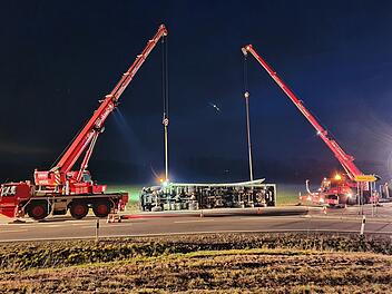 Sulzheim: Lkw st&uuml;rzt in einen Stra&szlig;engraben und muss von der Feuerwehr geborgen werden