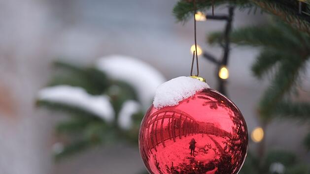 Schneebedeckter Weihnachtsbaum