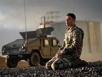 Eine Atomrakete in Richtung Chicago konnte nicht abgefangen werden: Major Daniel Gonzalez (Anthony Ramos) kann in "A House Of Dynamite" nichts mehr tun.