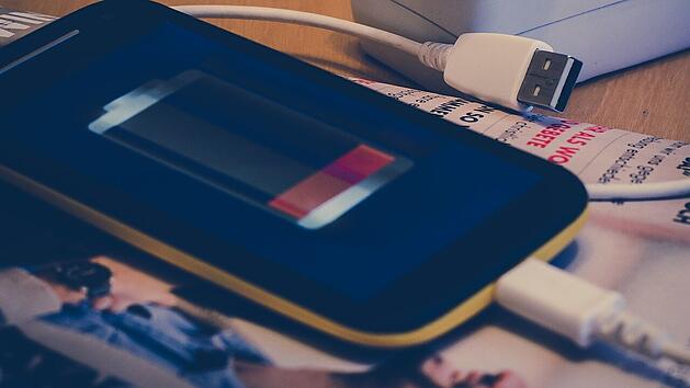 Energieeffizienz und Umweltbilanz fallen f&uuml;r Kabel, Akku und Batterie sehr unterschiedlich aus.