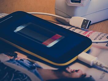 Energieeffizienz und Umweltbilanz fallen f&uuml;r Kabel, Akku und Batterie sehr unterschiedlich aus.