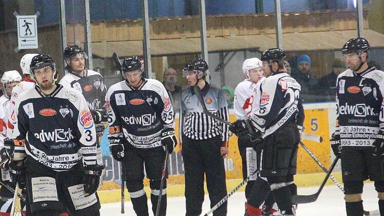 Der Blick in die Höchstadter Gesicht genügt, um das 3:4 nach Penaltyschießen in Haßfurt einordnen zu können.