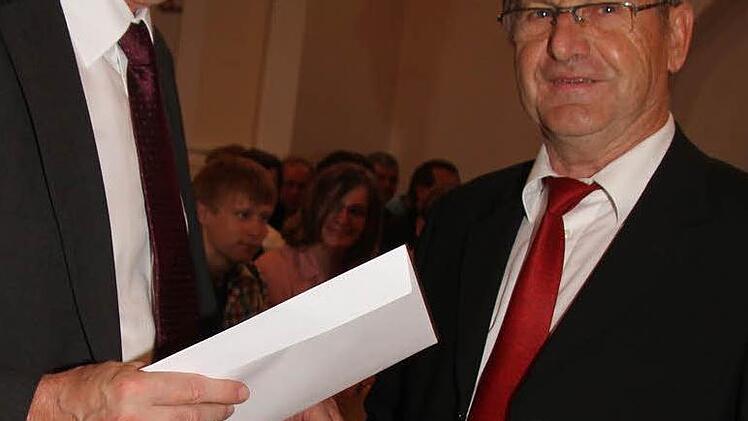 Kirchenpfleger Klaus Geier hatte einen Gutschein für den Dekan.