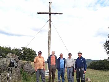 Die Brunnenfreunde Oberweißenbrunn haben auf dem Arnsberg ein Kreuz aufgestellt. Das Bild zeigt von links: Franz Eisenmann, Werner Hähnel, Hansi Schrenk, Hans Schrenk und Helmut Simon.  Foto: Eckert