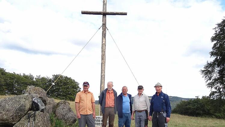 Die Brunnenfreunde Oberweißenbrunn haben auf dem Arnsberg ein Kreuz aufgestellt. Das Bild zeigt von links: Franz Eisenmann, Werner Hähnel, Hansi Schrenk, Hans Schrenk und Helmut Simon.  Foto: Eckert