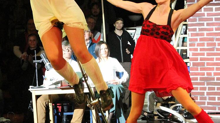 Die Einrad- und Hochrad-Einlagen beim Zirkus-Varieté im Teufelsgraben sind eine feste Größe. Foto: Bertram Wagner