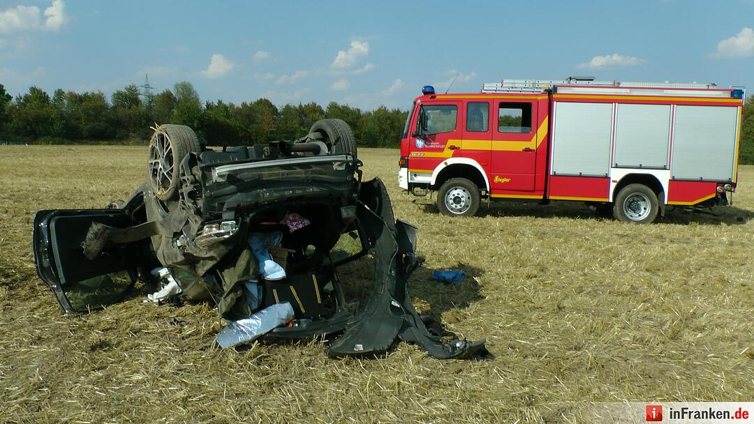 Renault ueberschlaegt sich mehrfach - Fahrer lebensgefaehrlich verletzt