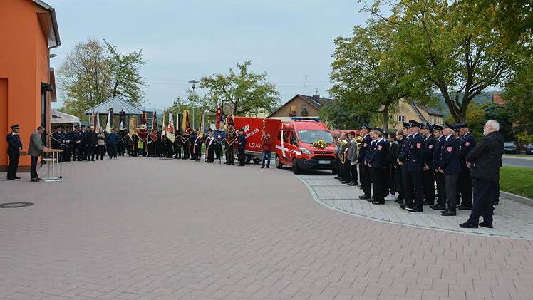 Fahrzeugsegnung bei der Feuerwehr in Großenbrach. Foto: Björn Hein