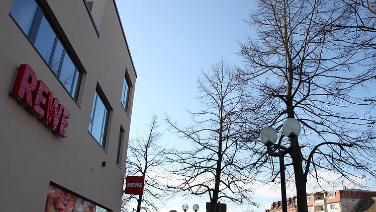 Gute Aussichten für die Innenstadt-Versorgung: Rewe bekennt sich zum Standort am Paradeplatz. Foto: Ekkehard Roepert