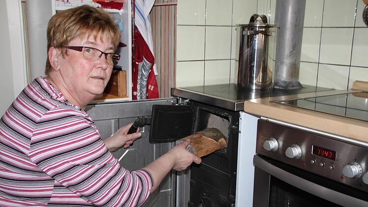 Inzwischen ist die Ölheizung Geschichte, das Ehepaar heizt mit Holz. In der Küche, im Wohnzimmer und im Bad stehen die Öfen. Foto: Ulrike Müller