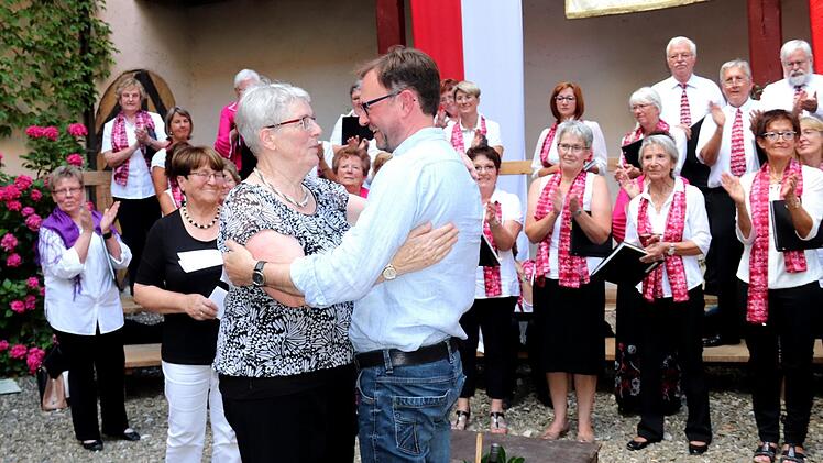Auch Gerald Fink verabschiedet sich wehmütig von der Chorleiterin, links daneben Emilie Meier. Foto: Johanna Blum
