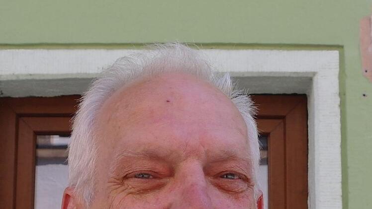 Ulrich Düllmann würde "den Rentnern mehr Geld zukommen lassen, damit sie versorgt sind und nicht mehr auf öffentliche Hilfen angewiesen wären." Selbst ist der 62-Jährige noch nicht in Rente. Seiner Mutter bleibt nach Abzug der Miete für das Altersheim nur ein "kleines Taschengeld". "Für alles andere, wie zum Beispiel Autobahnen, ist doch auch Geld da."
